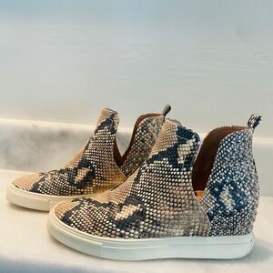 Steven by Steve Madden Chloey Snake Print Studded Wedge Sneakers Natural Sz 6.5